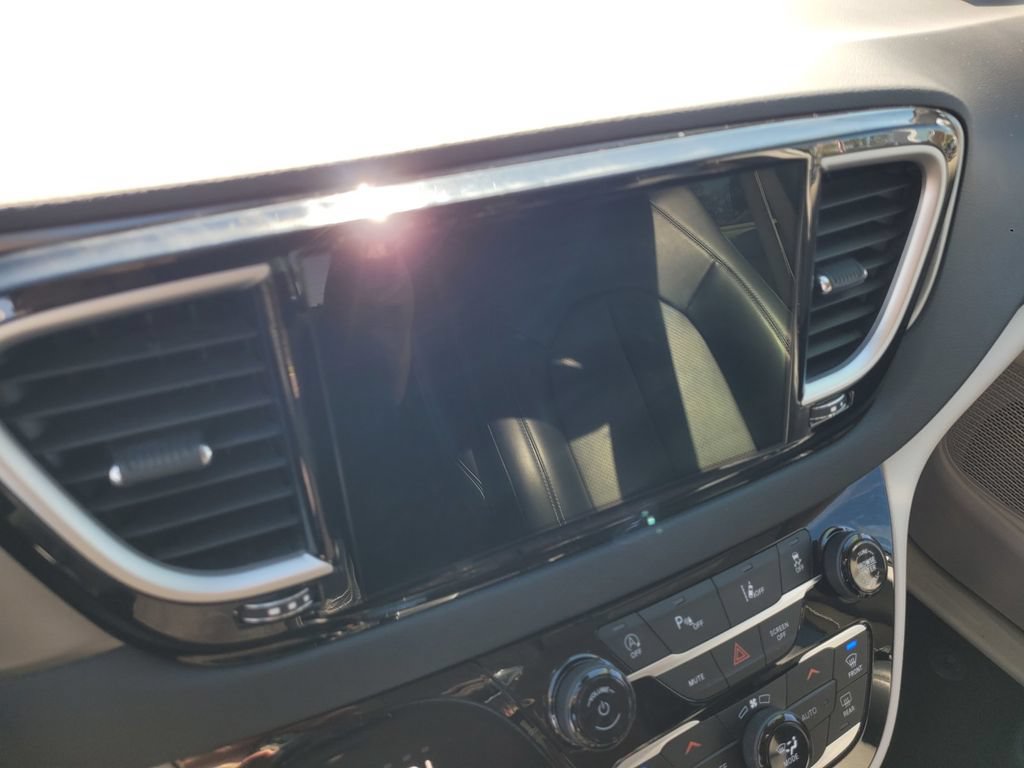 Used 2023 Chrysler Pacifica Touring-L FWD image 13