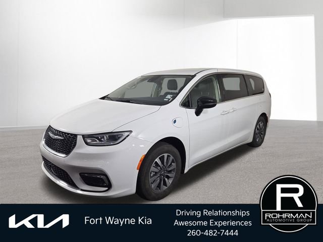 Used 2024 Chrysler Pacifica Select image 1