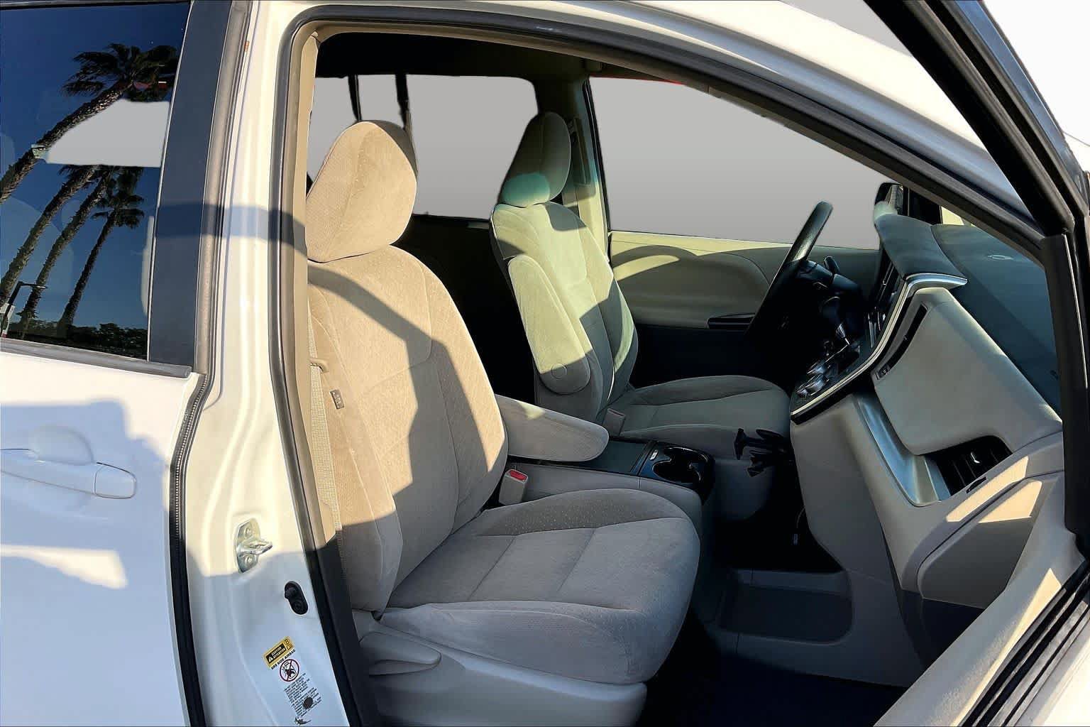 Used 2015 Toyota Sienna LE FWD image 8