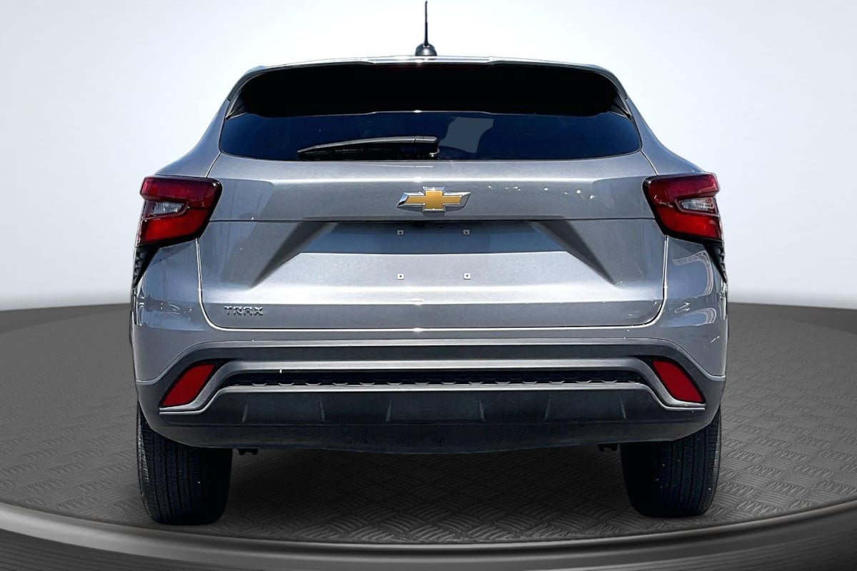 Used 2025 Chevrolet Trax LS FWD image 4
