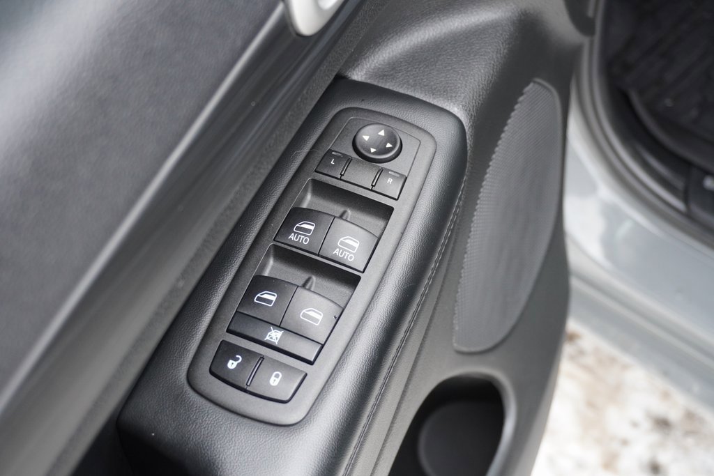 Used 2022 Jeep Grand Cherokee Laredo X image 12