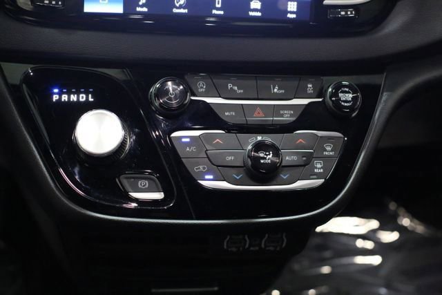 Used 2025 Chrysler Pacifica Select image 14