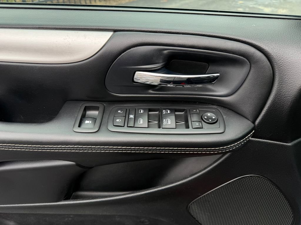 Used 2016 Dodge Grand Caravan SXT image 18