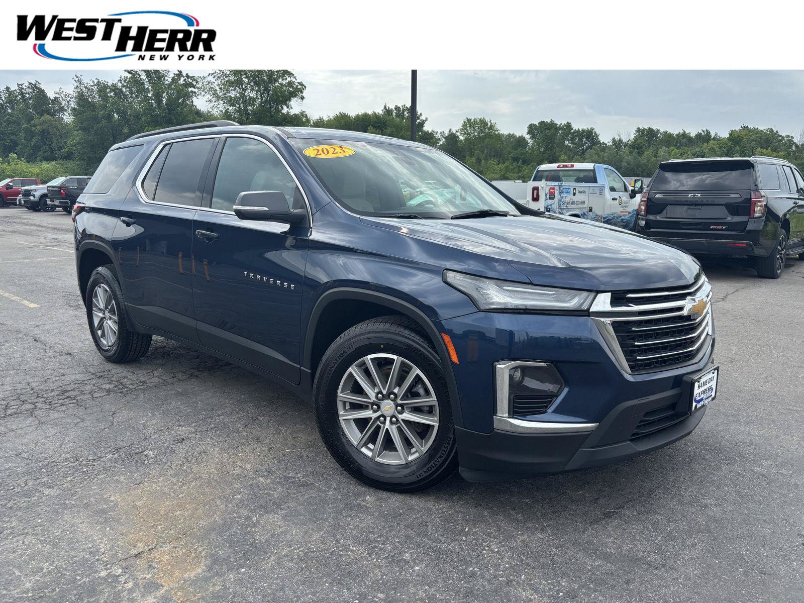 Used 2023 Chevrolet Traverse LT AWD/4WD image 1