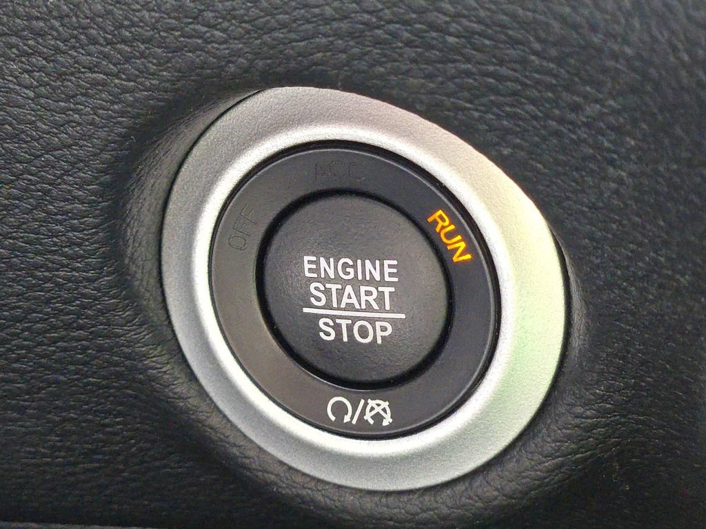 Used 2024 Chrysler Pacifica Limited w/ Uconnect Theater Family Group FWD image 20