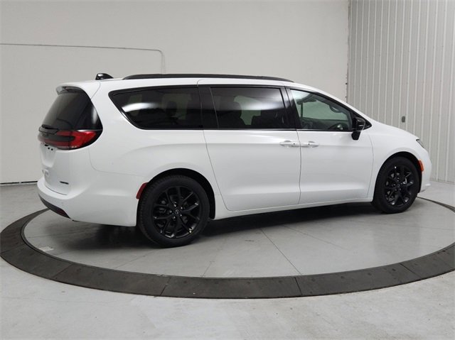 New 2026 Chrysler Pacifica Limited w/ S Appearance Package image 7