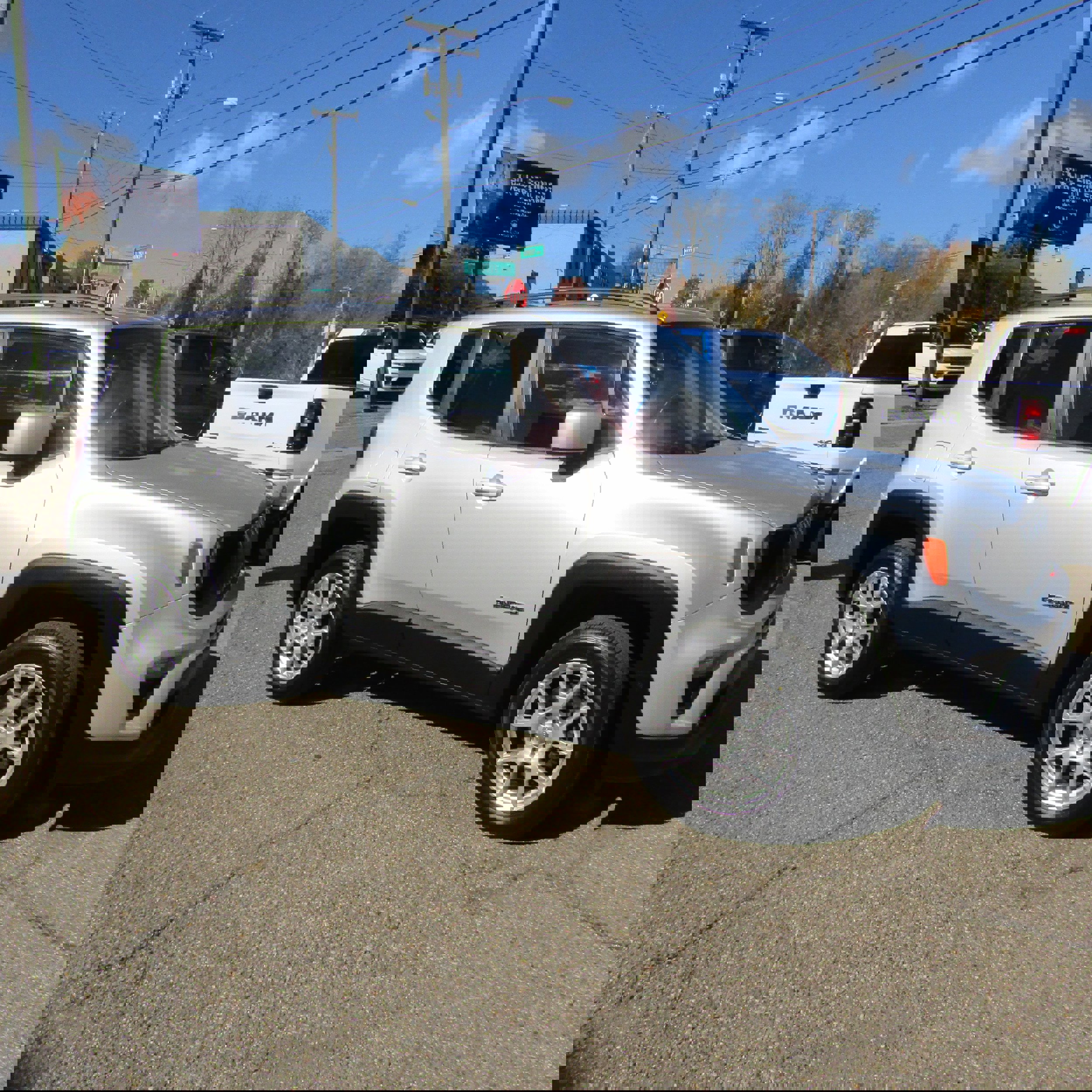 Used 2019 Jeep Renegade Latitude w/ UConnect 8.4 Nav Group image 5