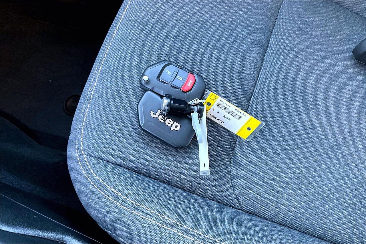 Certified 2025 Jeep Gladiator Sport image 30