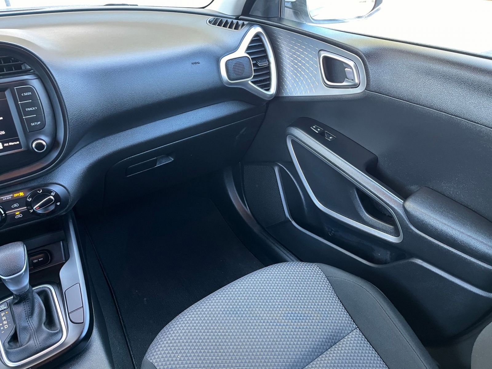 Used 2025 Kia Soul LX w/ LX Technology Package FWD image 32