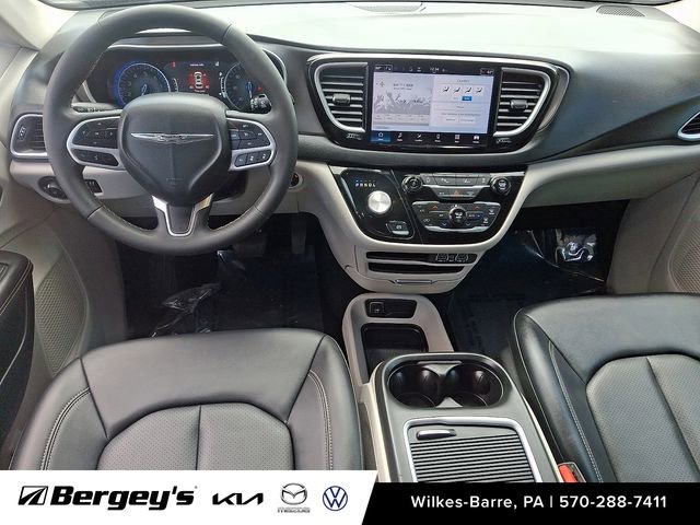 Used 2024 Chrysler Pacifica Touring-L FWD image 14