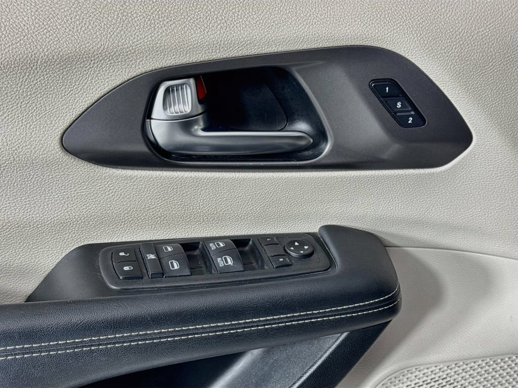 Used 2023 Chrysler Pacifica Touring-L FWD image 18