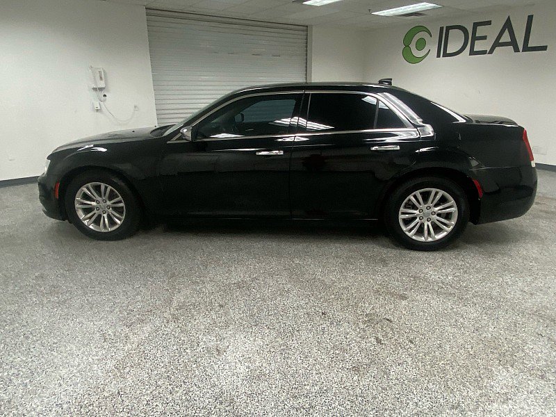 Used 2017 Chrysler 300 C image 8