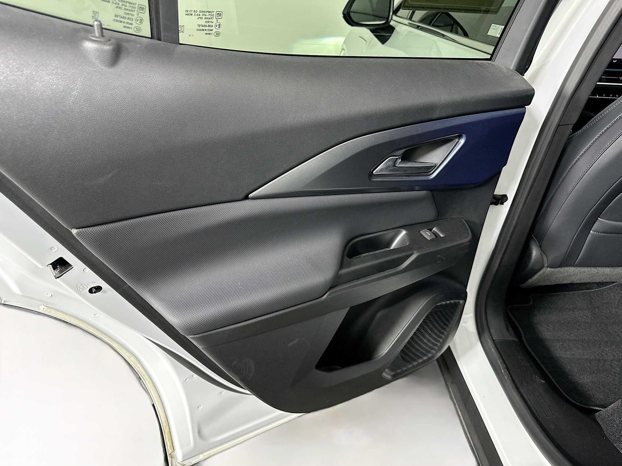 Used 2024 Chevrolet Equinox EV LT FWD image 33