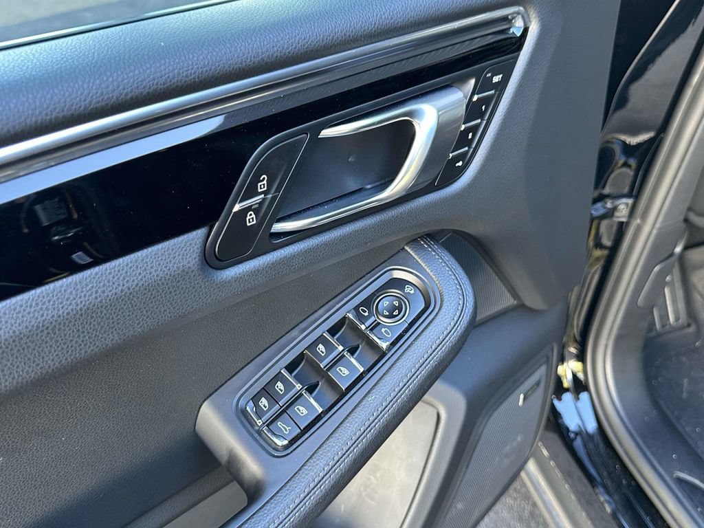 Certified 2025 Porsche Macan AWD/4WD image 17