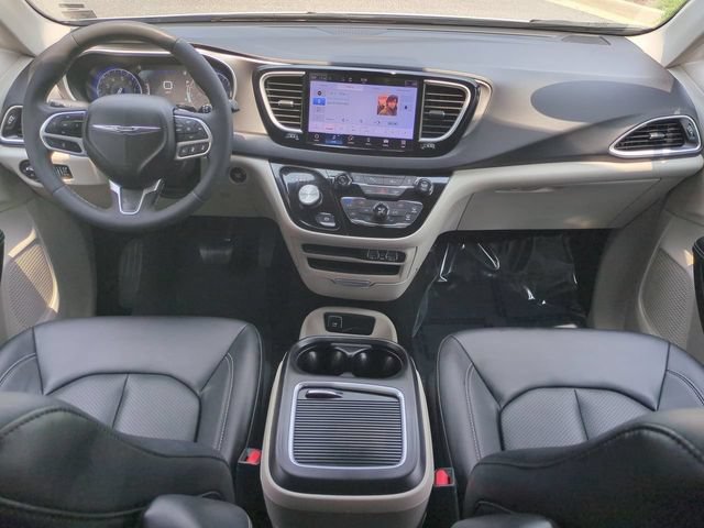 Used 2024 Chrysler Pacifica Touring-L FWD image 15
