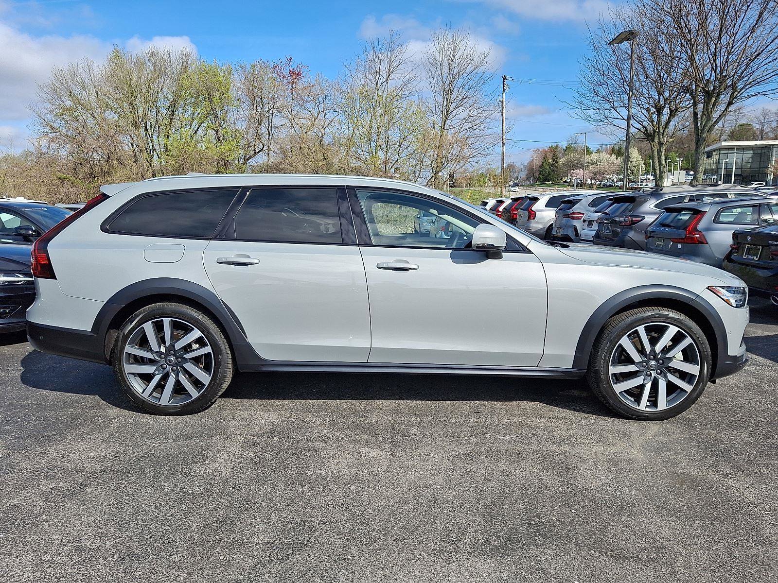 Certified 2025 Volvo V90 B6 Cross Country Ultra AWD/4WD image 7