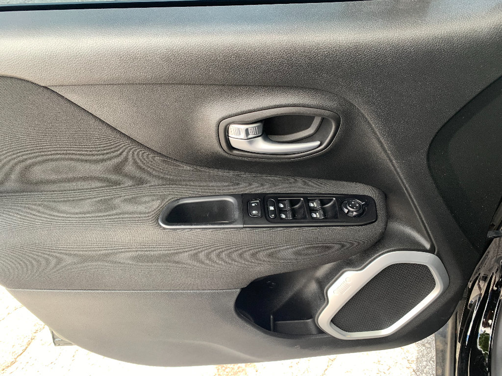 Used 2021 Jeep Renegade Latitude AWD/4WD image 10