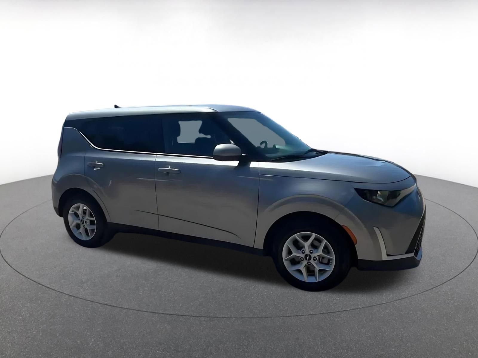 Used 2025 Kia Soul LX w/ LX Technology Package image 2
