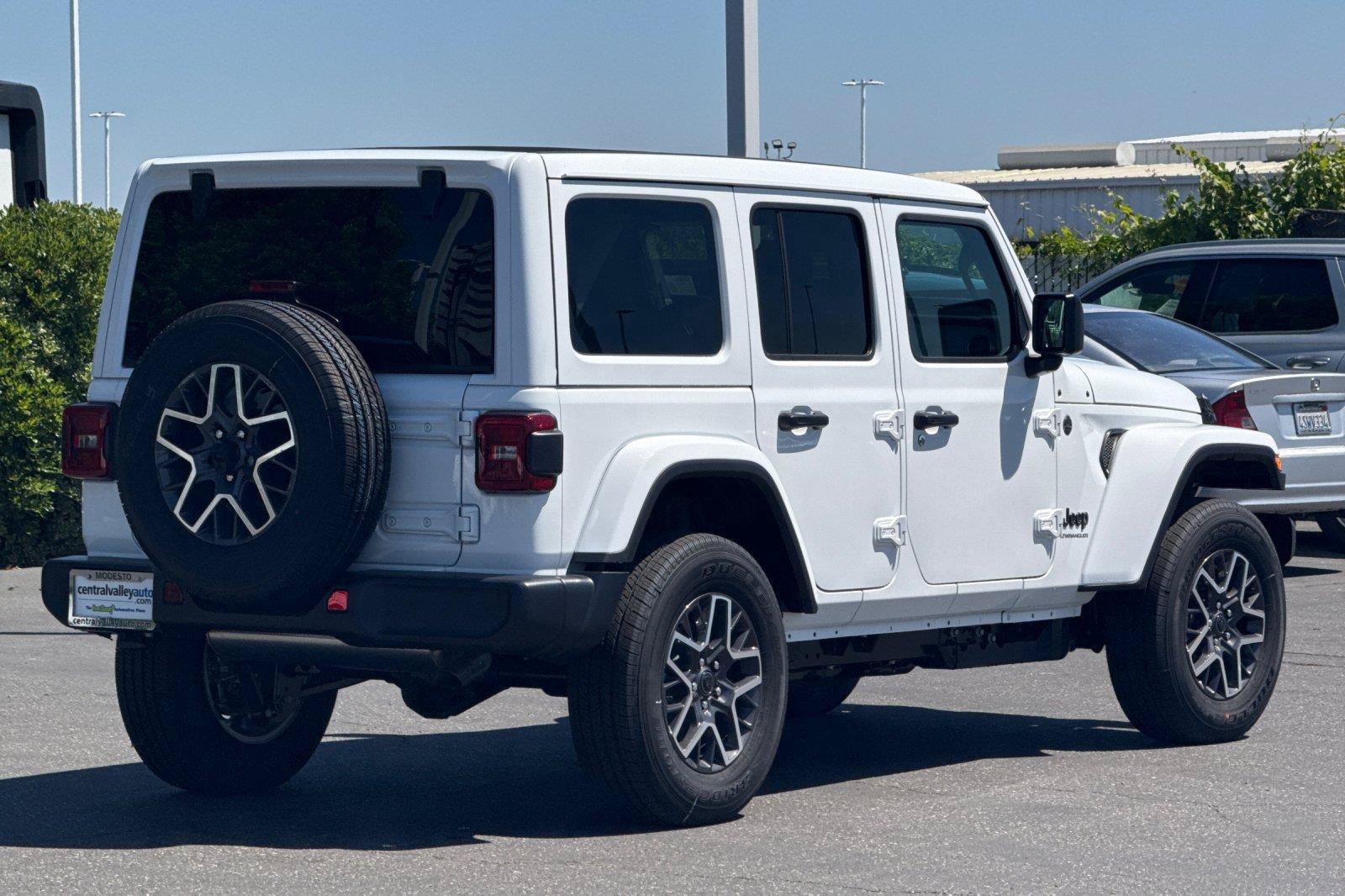 New 2026 Jeep Wrangler Unlimited Sahara AWD/4WD image 4