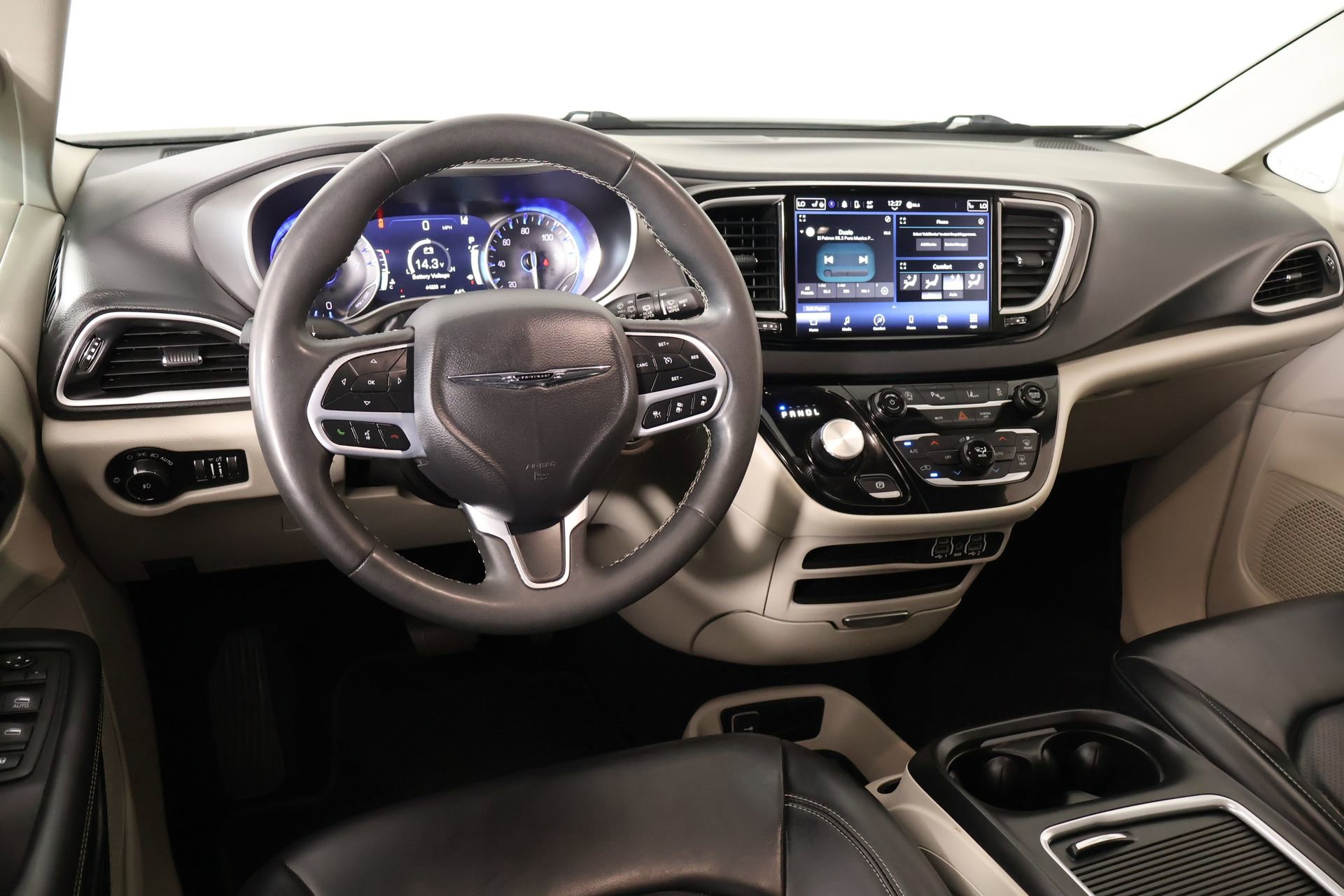 Used 2023 Chrysler Pacifica Touring-L FWD image 2