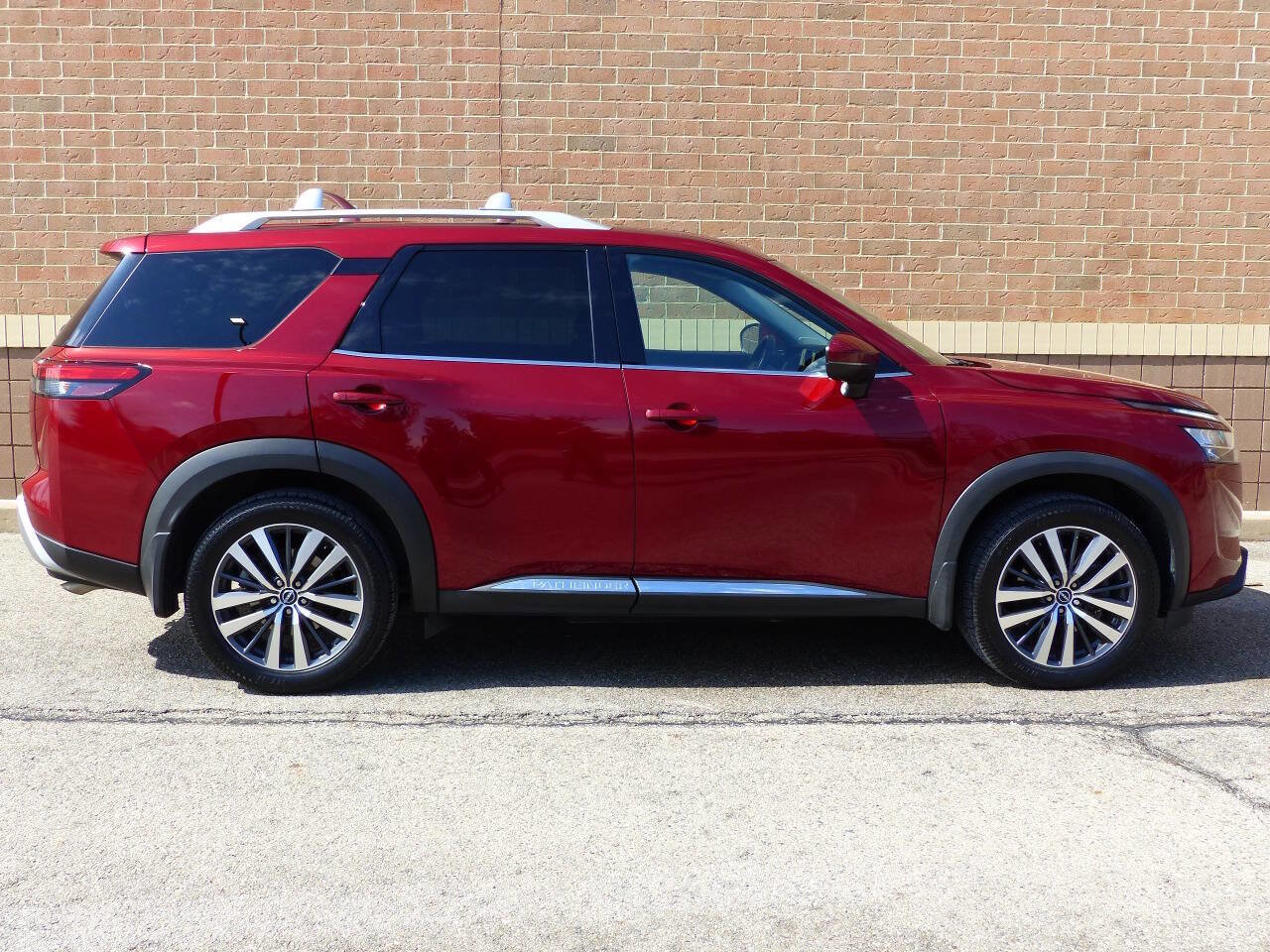 Used 2022 Nissan Pathfinder Platinum w/ Cargo Package FWD image 11