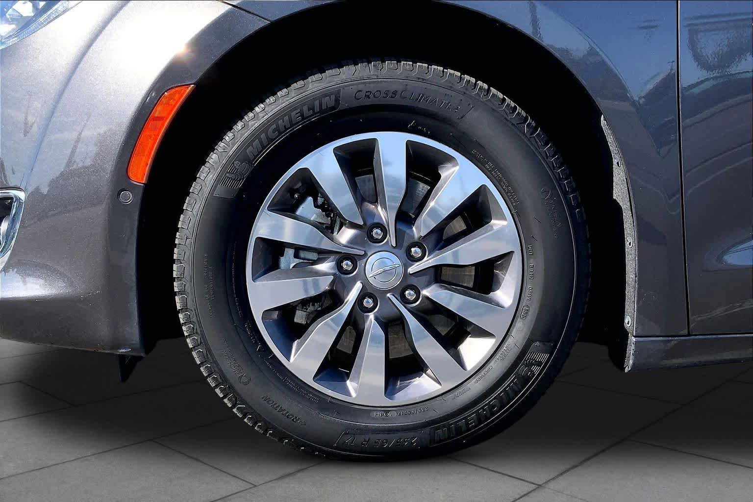 Used 2019 Chrysler Pacifica Limited w/ Advanced Safetytec Group FWD image 10
