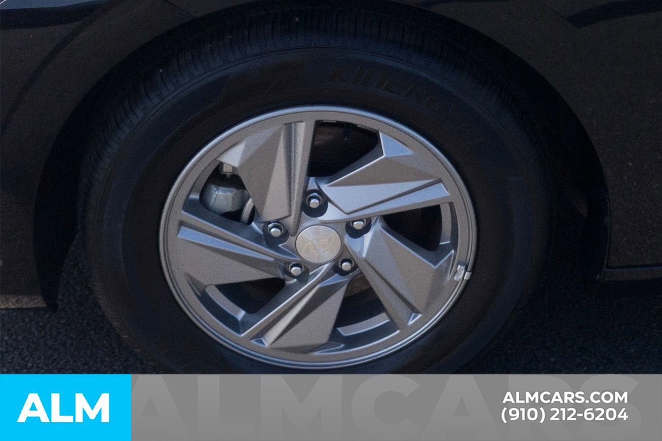 Used 2025 Hyundai Elantra SE image 13