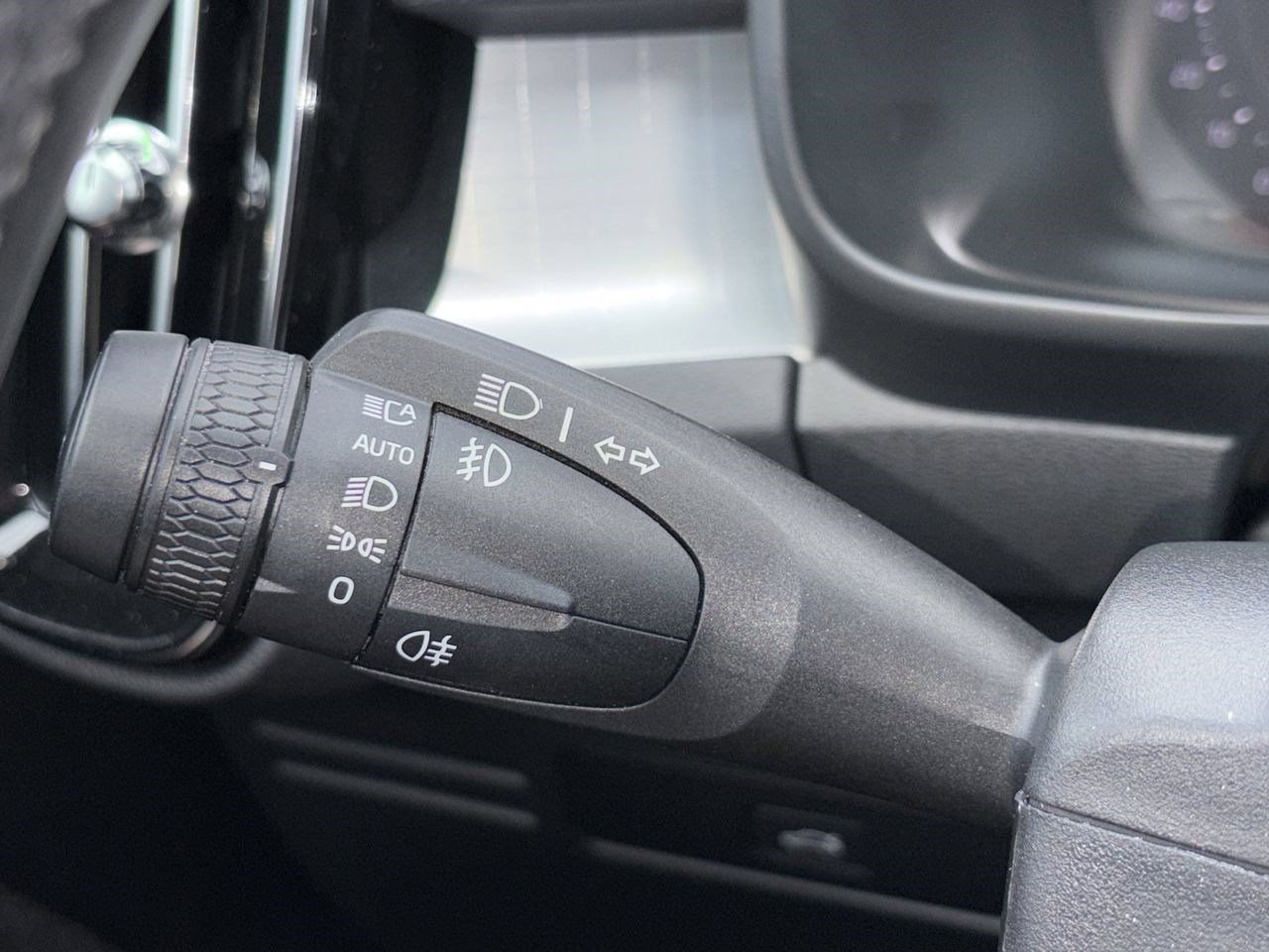 Used 2025 Volvo XC40 B5 Core AWD/4WD image 9