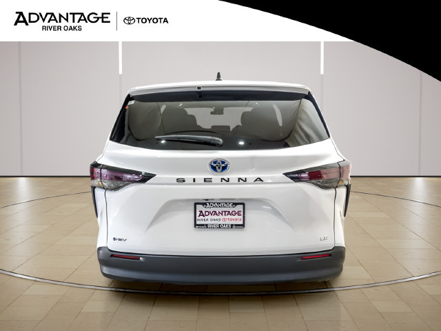 Certified 2025 Toyota Sienna LE FWD image 6