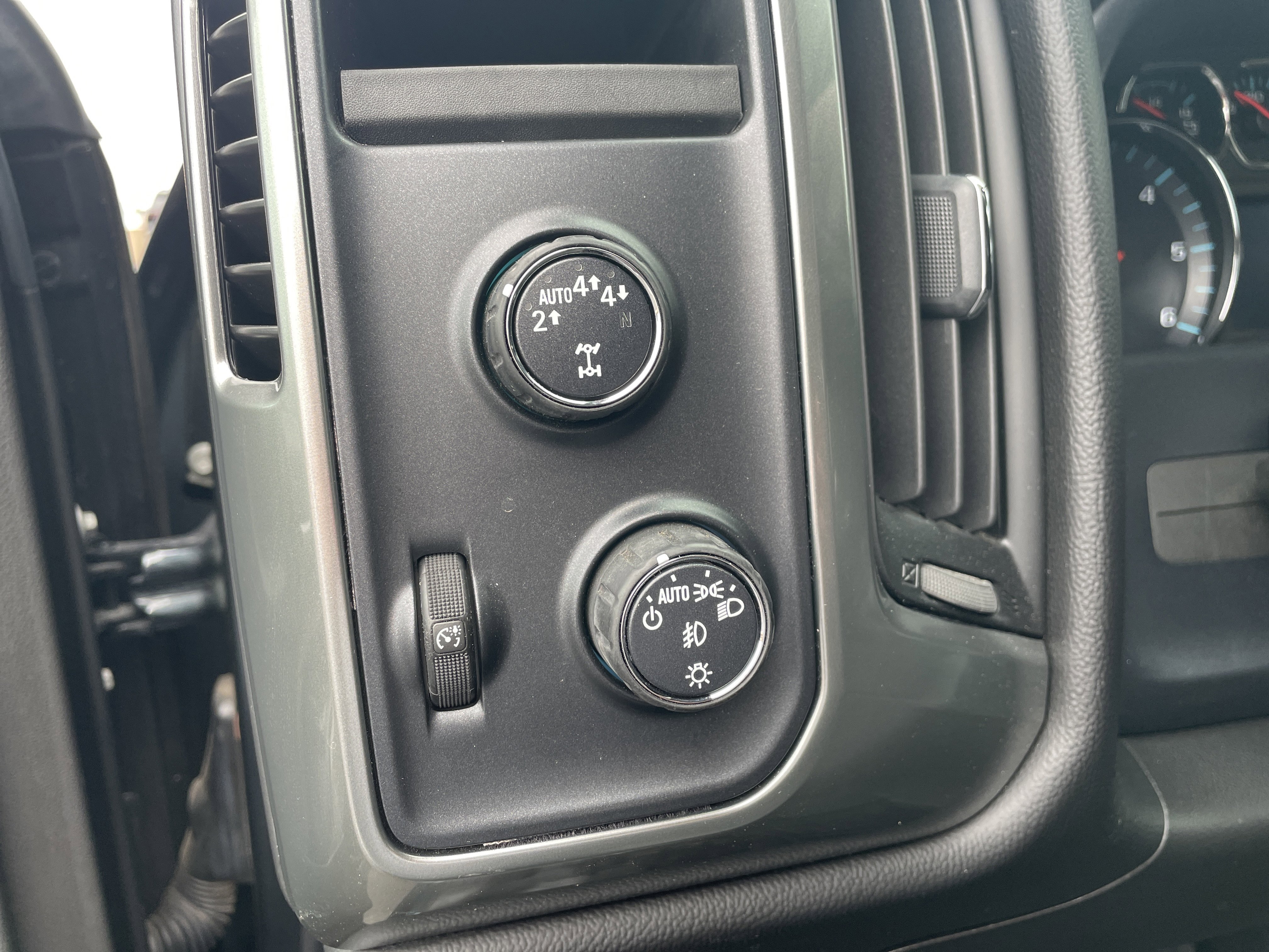 Used 2018 Chevrolet Silverado 1500 LT w/ All Star Edition image 28