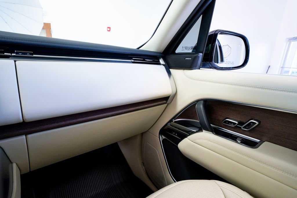 Used 2024 Land Rover Range Rover Long Wheelbase SE image 44