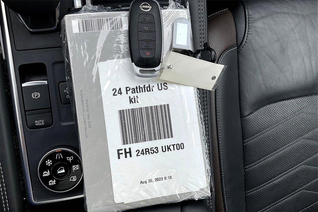 Used 2024 Nissan Pathfinder Platinum image 10