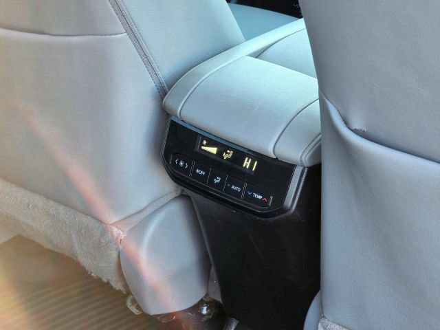Used 2020 Toyota Highlander XLE AWD/4WD image 35