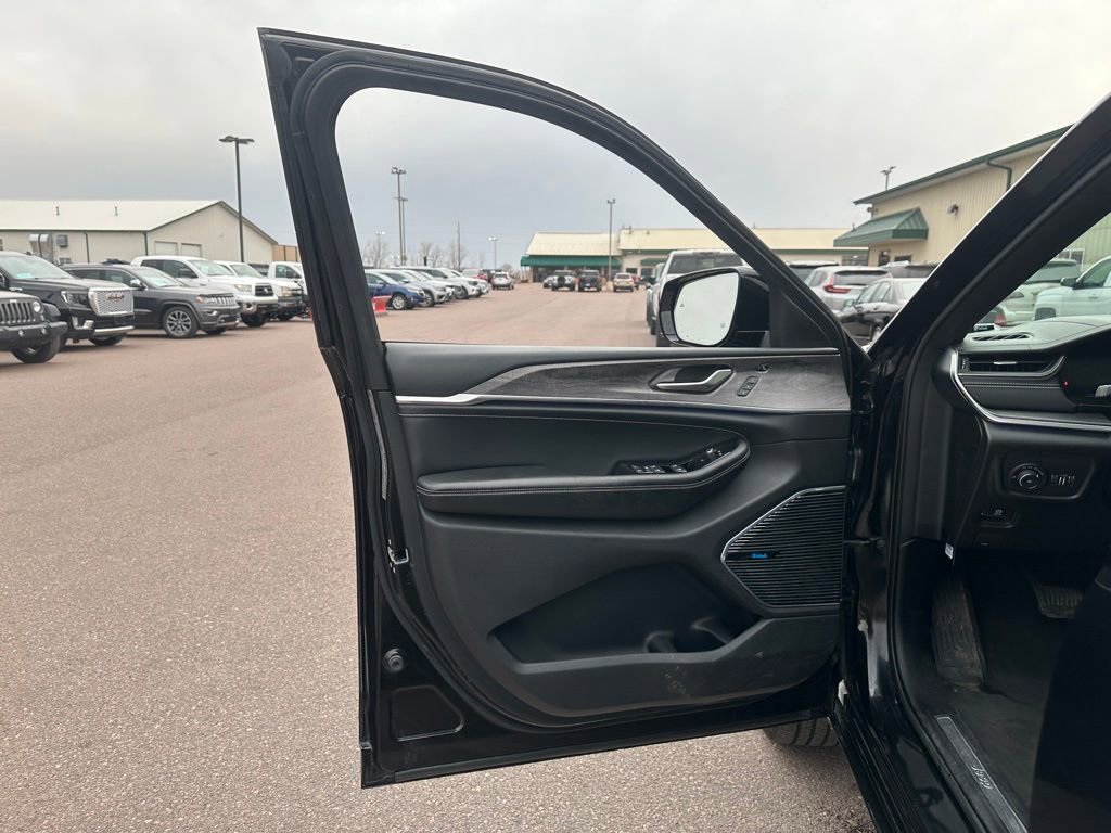 Used 2021 Jeep Grand Cherokee L Overland w/ Advanced Protech Group III image 11