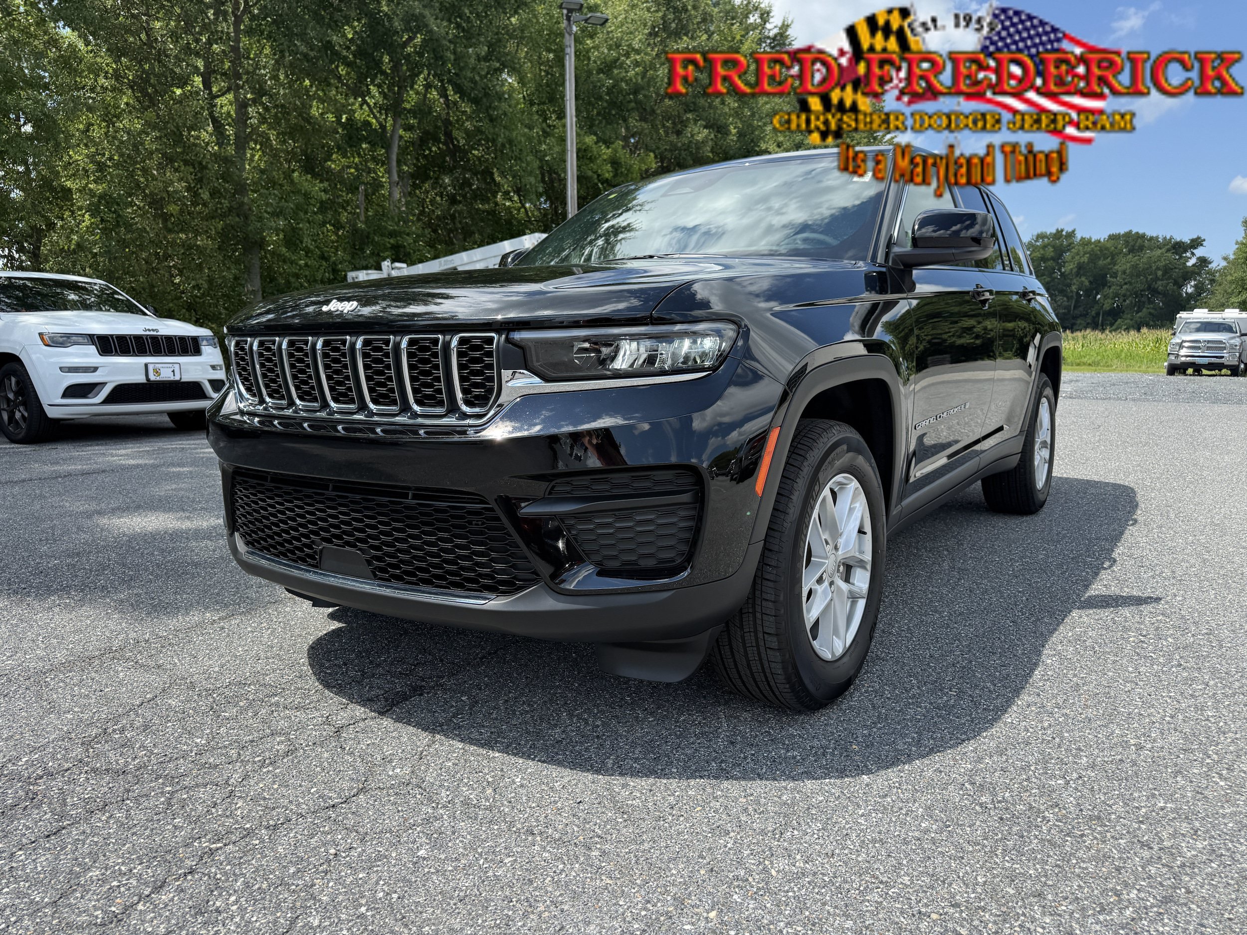 Used 2025 Jeep Grand Cherokee Laredo X AWD/4WD image 3