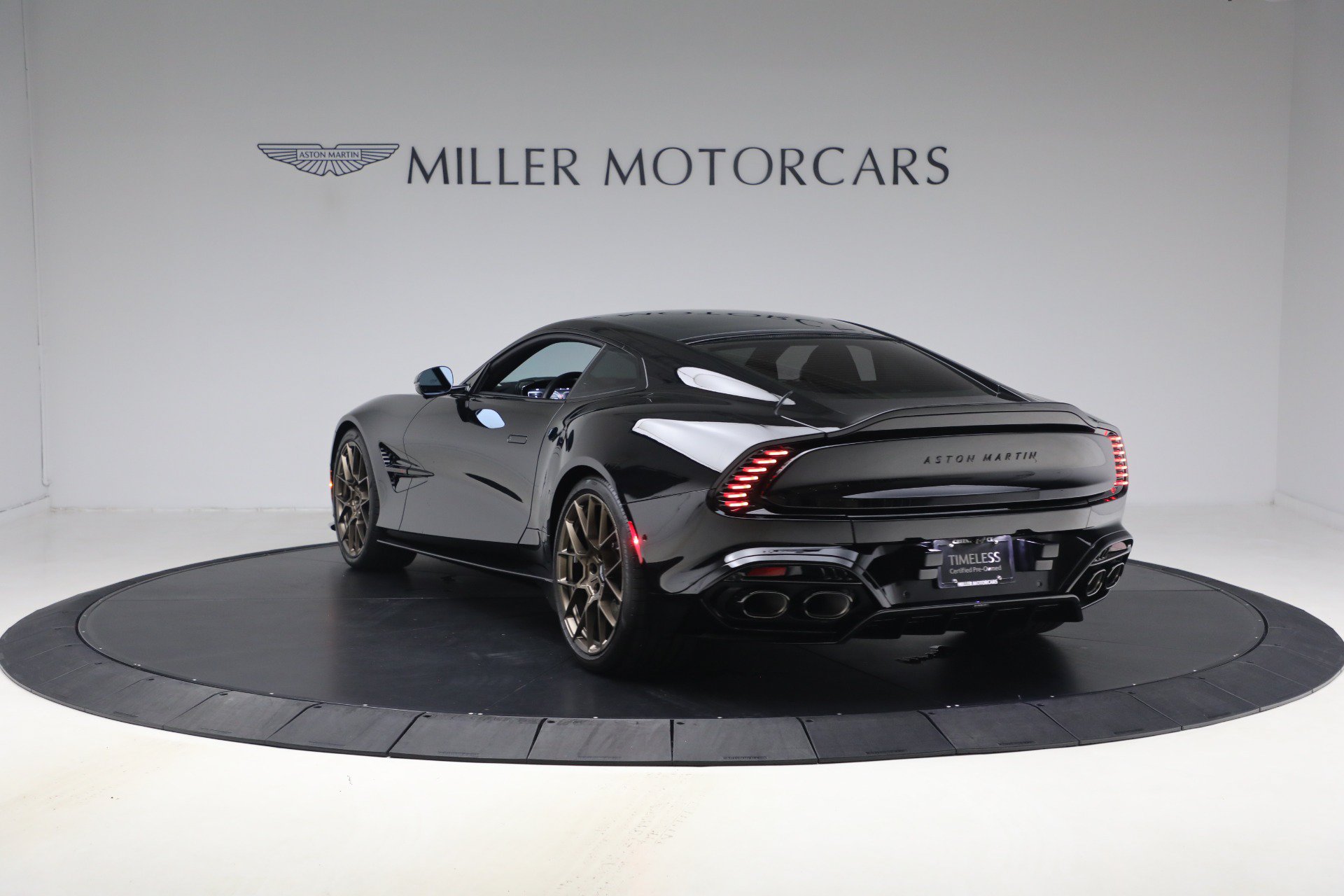 Used 2025 Aston Martin Vanquish RWD image 5
