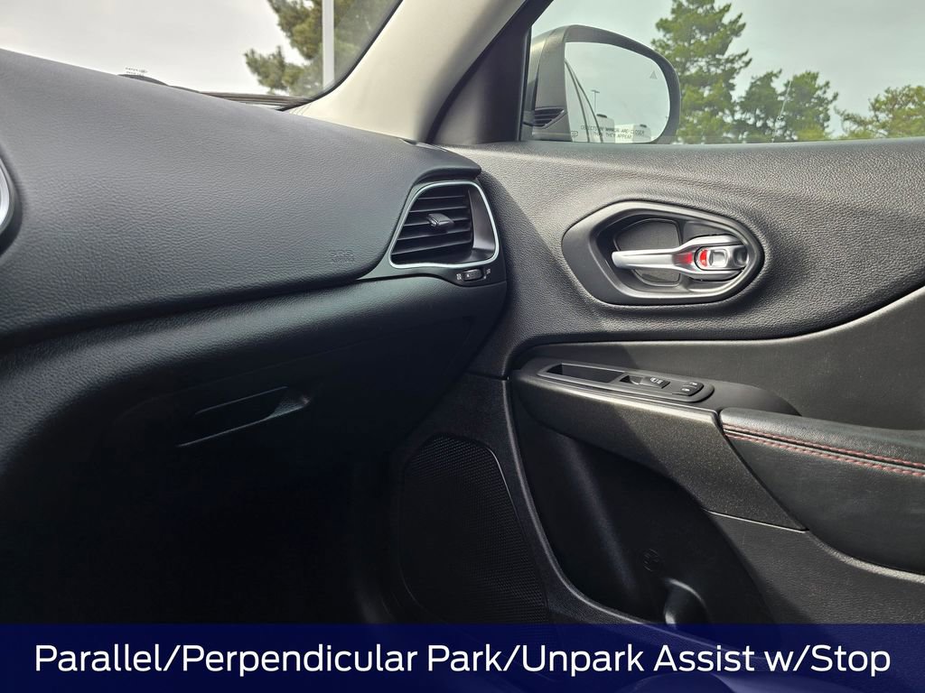 Used 2020 Jeep Cherokee Trailhawk w/ Technology Group AWD/4WD image 33