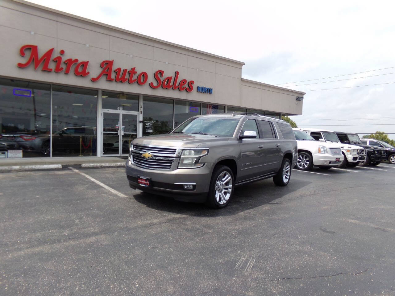 Used 2019 Chevrolet Suburban Premier w/ Premier Plus Edition AWD/4WD image 2