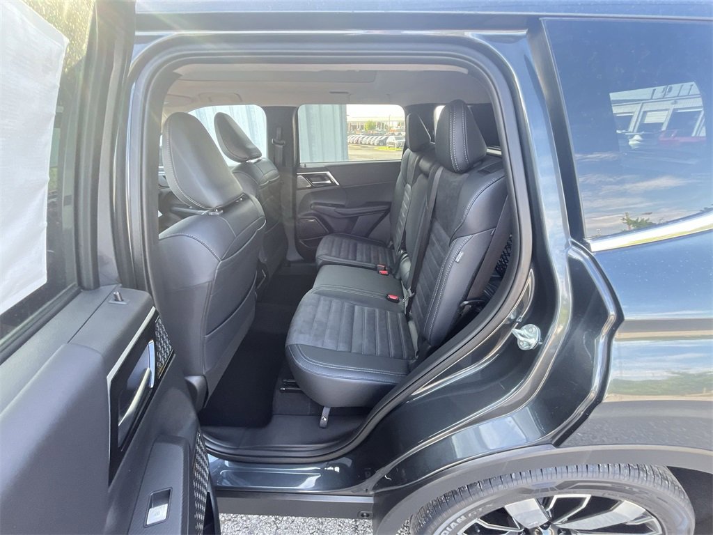 New 2025 Mitsubishi Outlander SE image 23