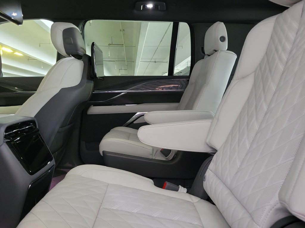 New 2026 Cadillac Escalade IQL Sport 1 w/ LPO, ONYX Package AWD/4WD image 8