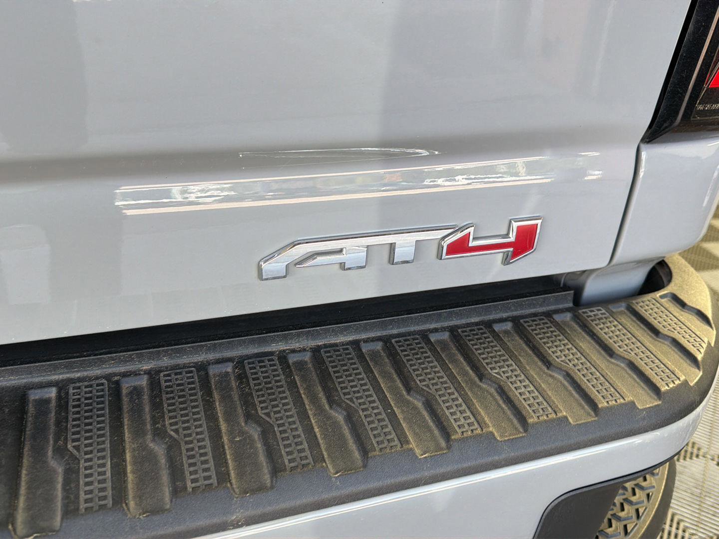 Used 2024 GMC Sierra 2500 AT4 w/ Technology Package AWD/4WD image 8