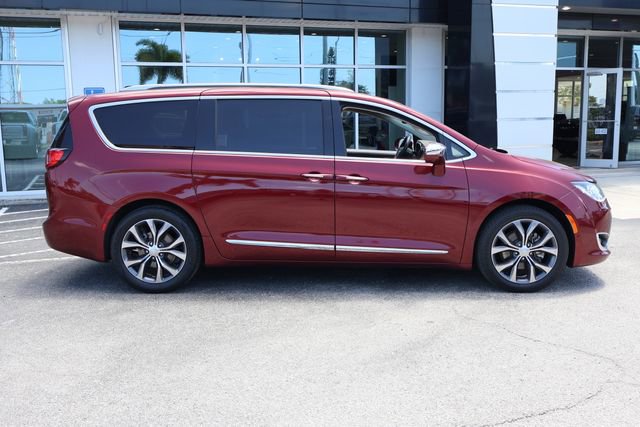 Used 2017 Chrysler Pacifica Limited image 10
