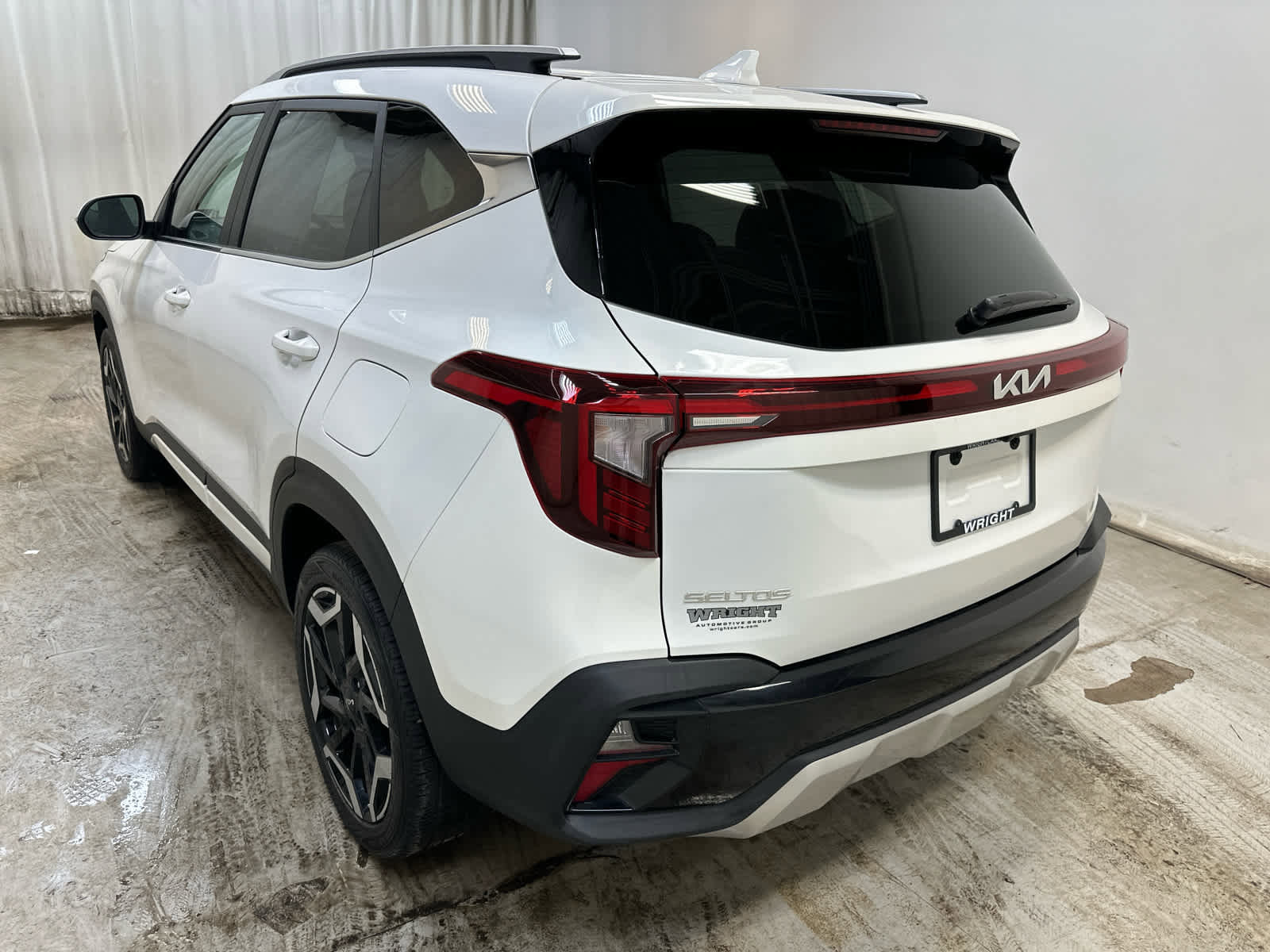 Used 2024 Kia Seltos SX w/ SX Sunroof Package AWD/4WD image 2