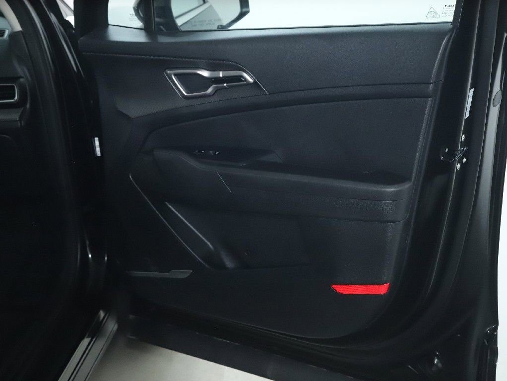 Used 2025 Kia Sportage LX image 35