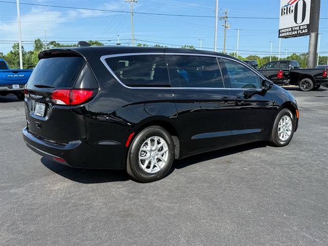 Used 2025 Chrysler Voyager LX FWD image 3