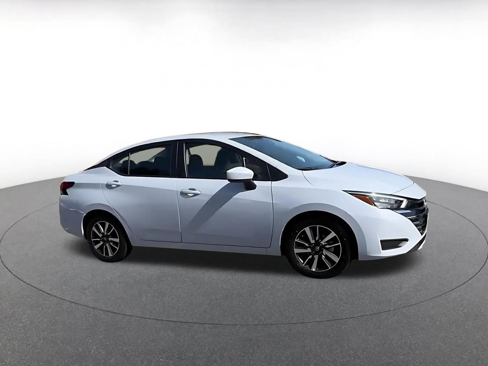 Used 2025 Nissan Versa SV image 2