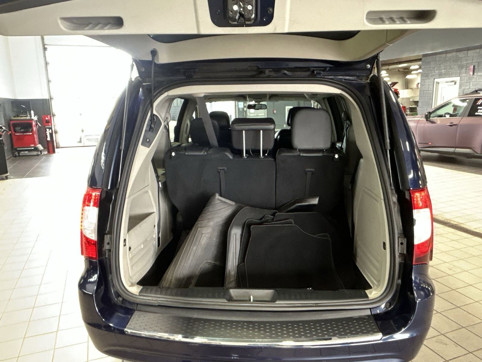 Used 2016 Chrysler Town & Country Touring w/ Driver Convenience Group FWD image 38