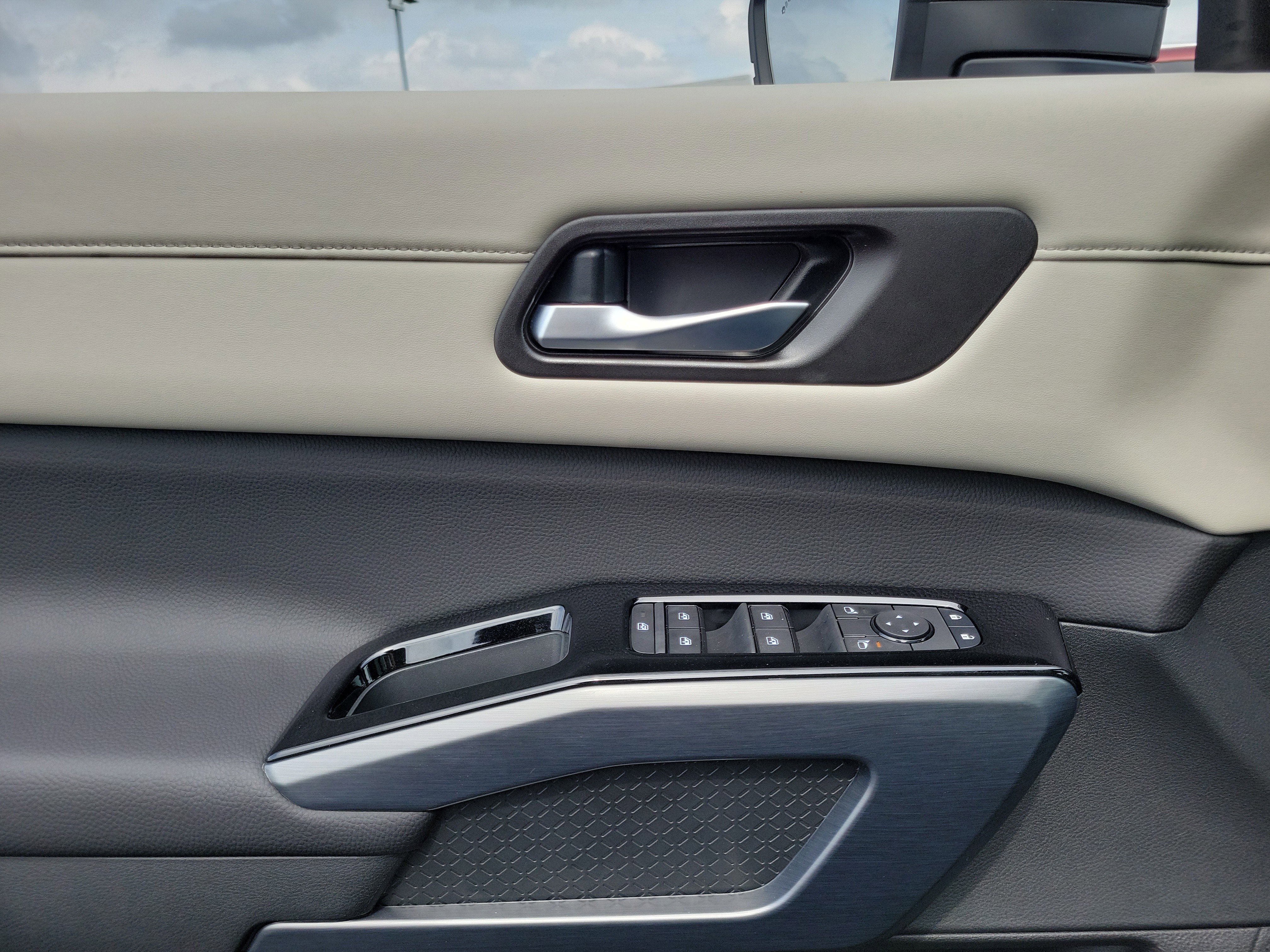 Used 2025 Nissan Pathfinder SL w/ SL Premium Package image 17