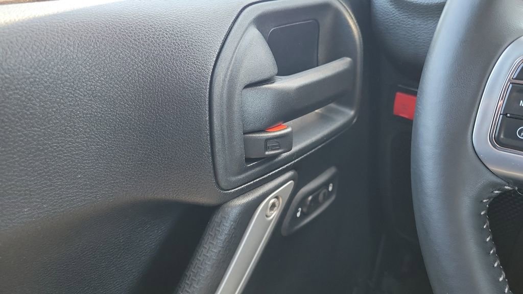 Used 2016 Jeep Wrangler Unlimited Rubicon AWD/4WD image 18