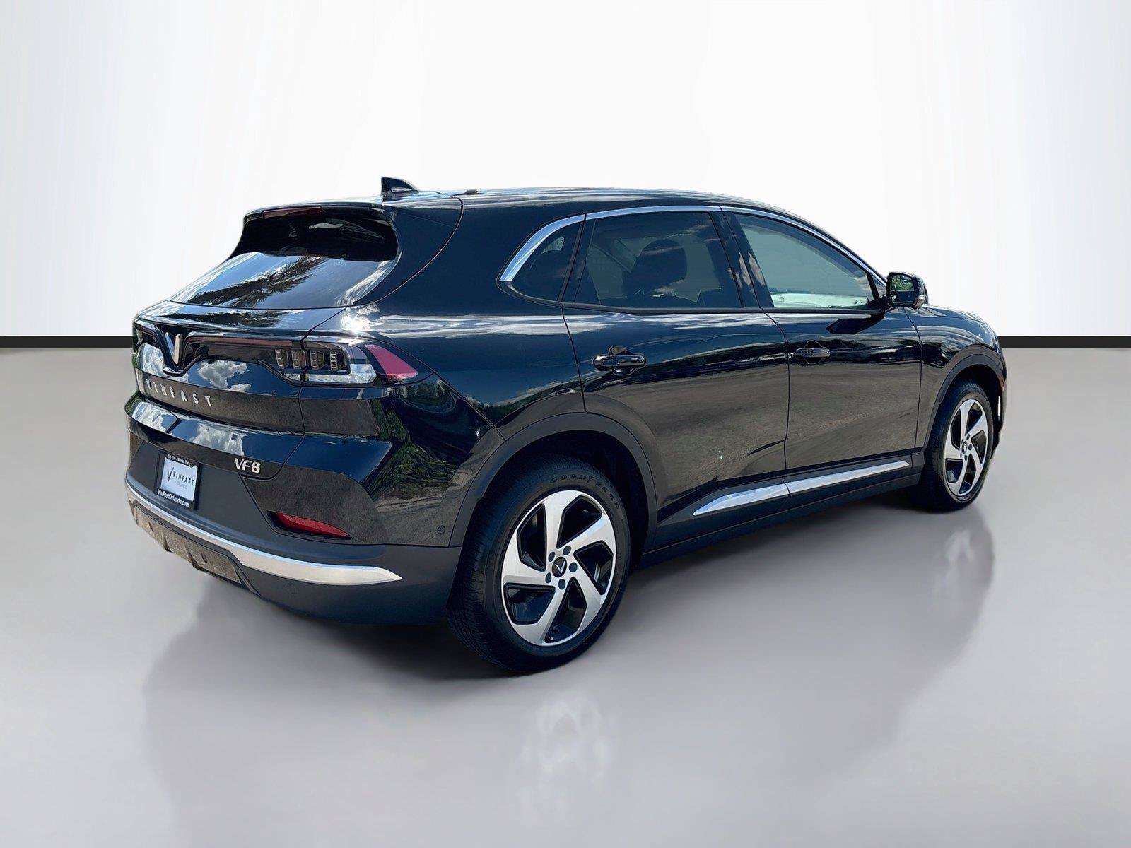 New 2027 VinFast VF 8 Eco AWD/4WD image 7